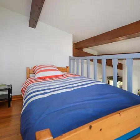 2 Bedroom Awesome In Hébergement de vacances *